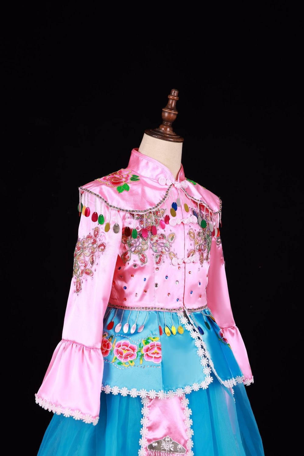 Pink and Turquoise Opera-Inspired Ensemble — photograph 3